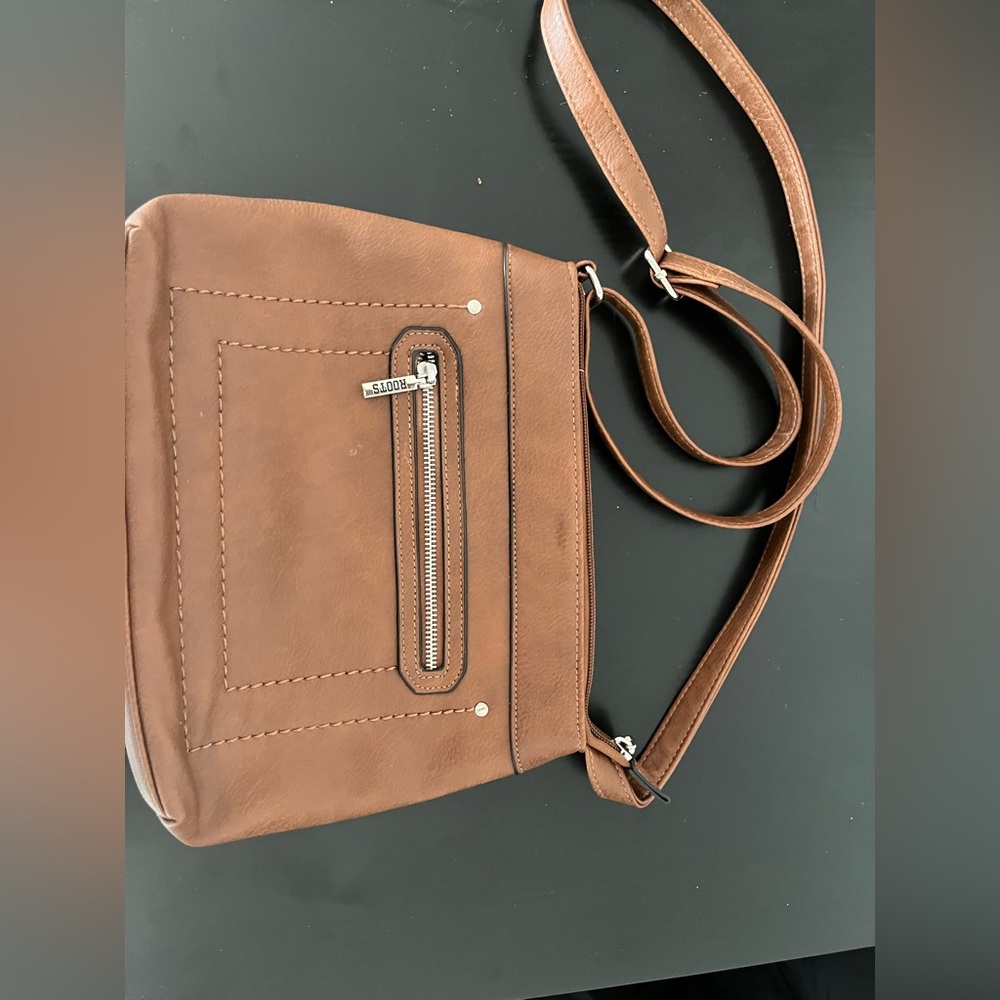 Cross body bag in Brown in good condition -Roots